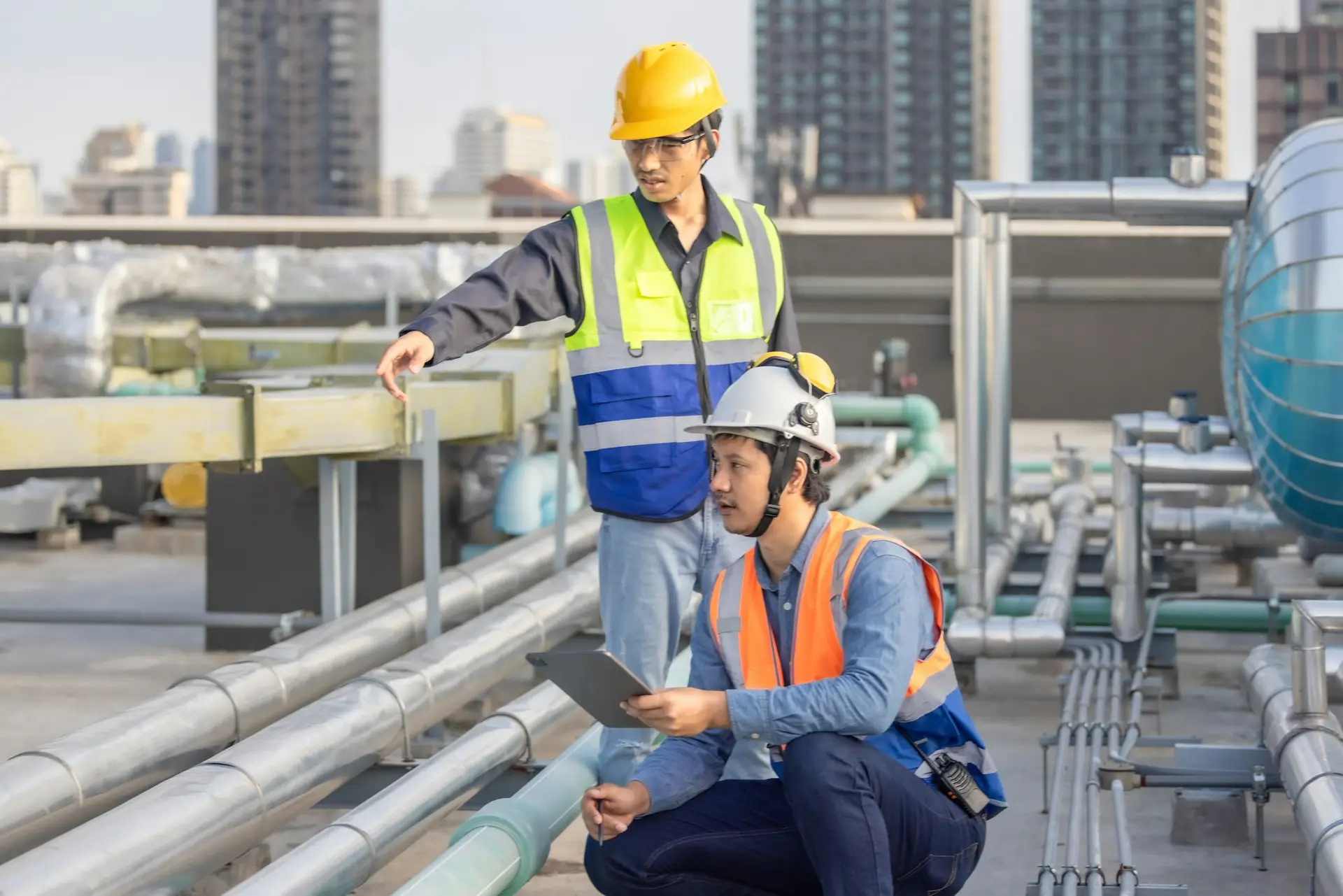 HVAC Engineer Coaching a Technician on Site During an Urban Maintenance Project